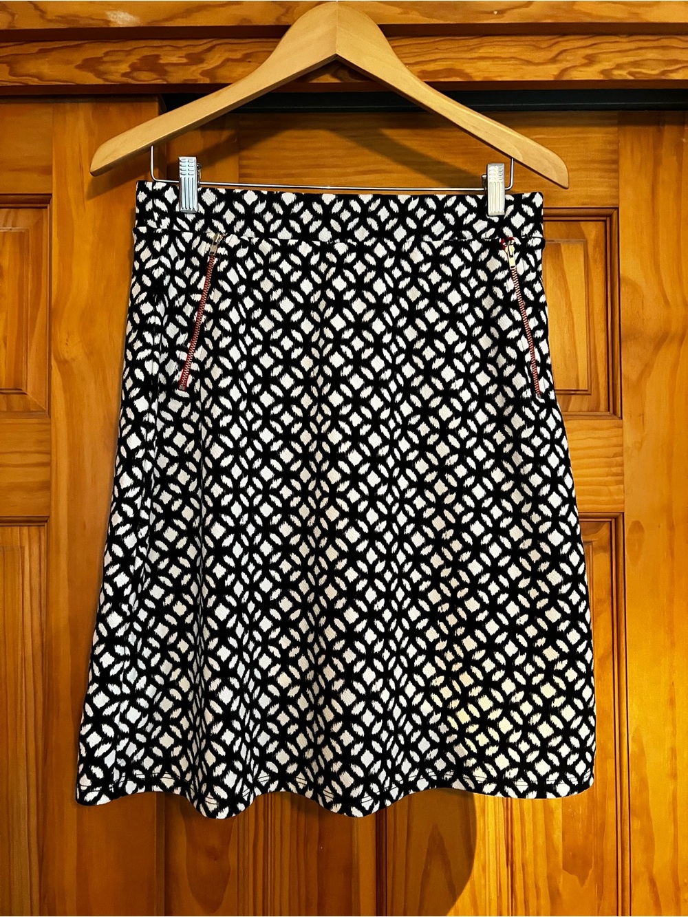EUC Le Lis Black and White Geometric A-Line Skirt with Red/Orange Zipper Accents